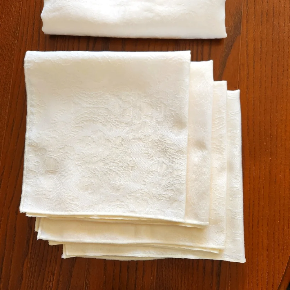 Jacquard Tablecloth and 4 Matching Napkins 52